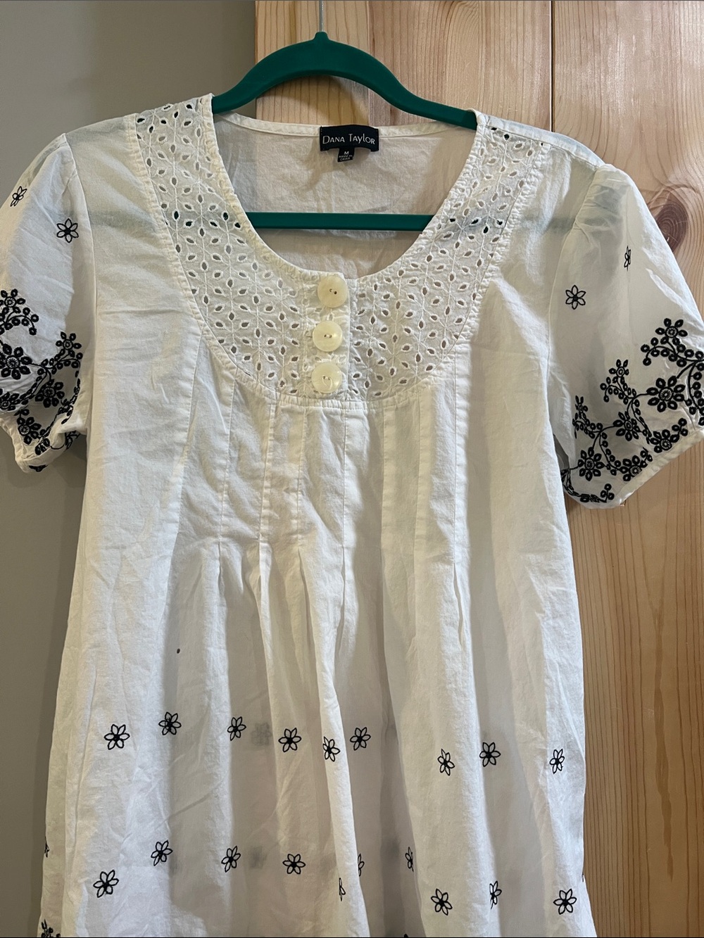 Dana Taylor 
White Embroidered Cotton Peasant Top size medium
